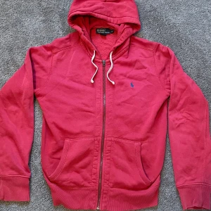 Ralph Lauren hoodie - Säljer denna raffe hoodien som är i riktigt bra skick. Inga skador på den, bara att den är lite solblekt som gör att den får en ”vintage look”. Säljs då jag inte använder den. Skriv ifall du har frågor!🙌
