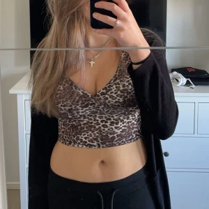 Leopard tröja - Snygg leopardmönstrad croppad topp med v-ringning. Perfekt för att lägga till lite djurmönster i garderoben. Passar bra till både jeans och kjol.