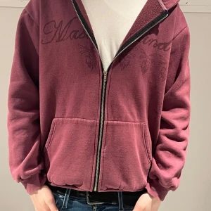  Cactus jack X Mastermind lila hoodie - !Pris kan diskuteras! Storlek L, Cactus jack X mastermind hoodie med dragkedja och huva. Har använts vid få tillfällen