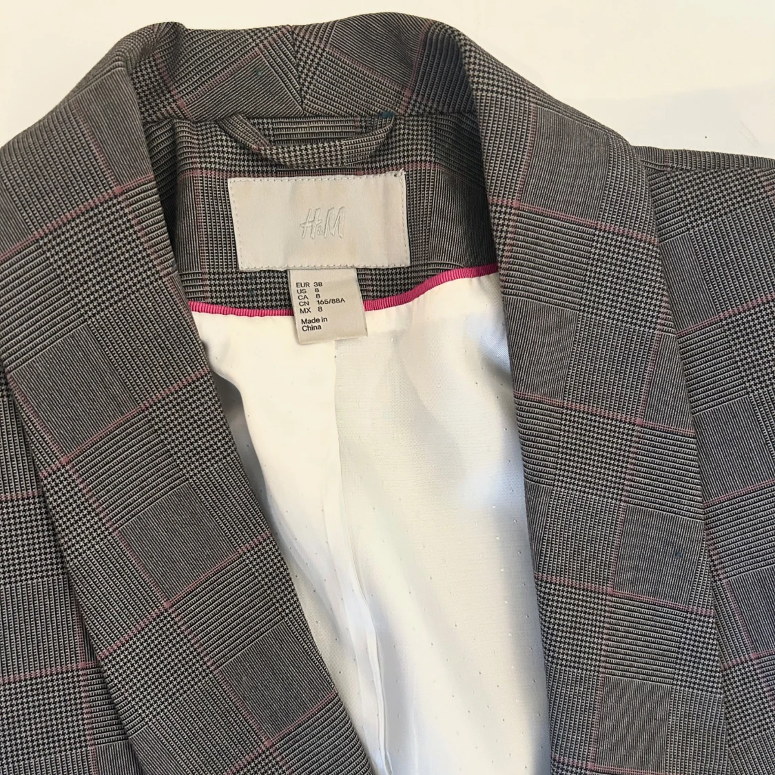 Grå kavaj med frill - 92