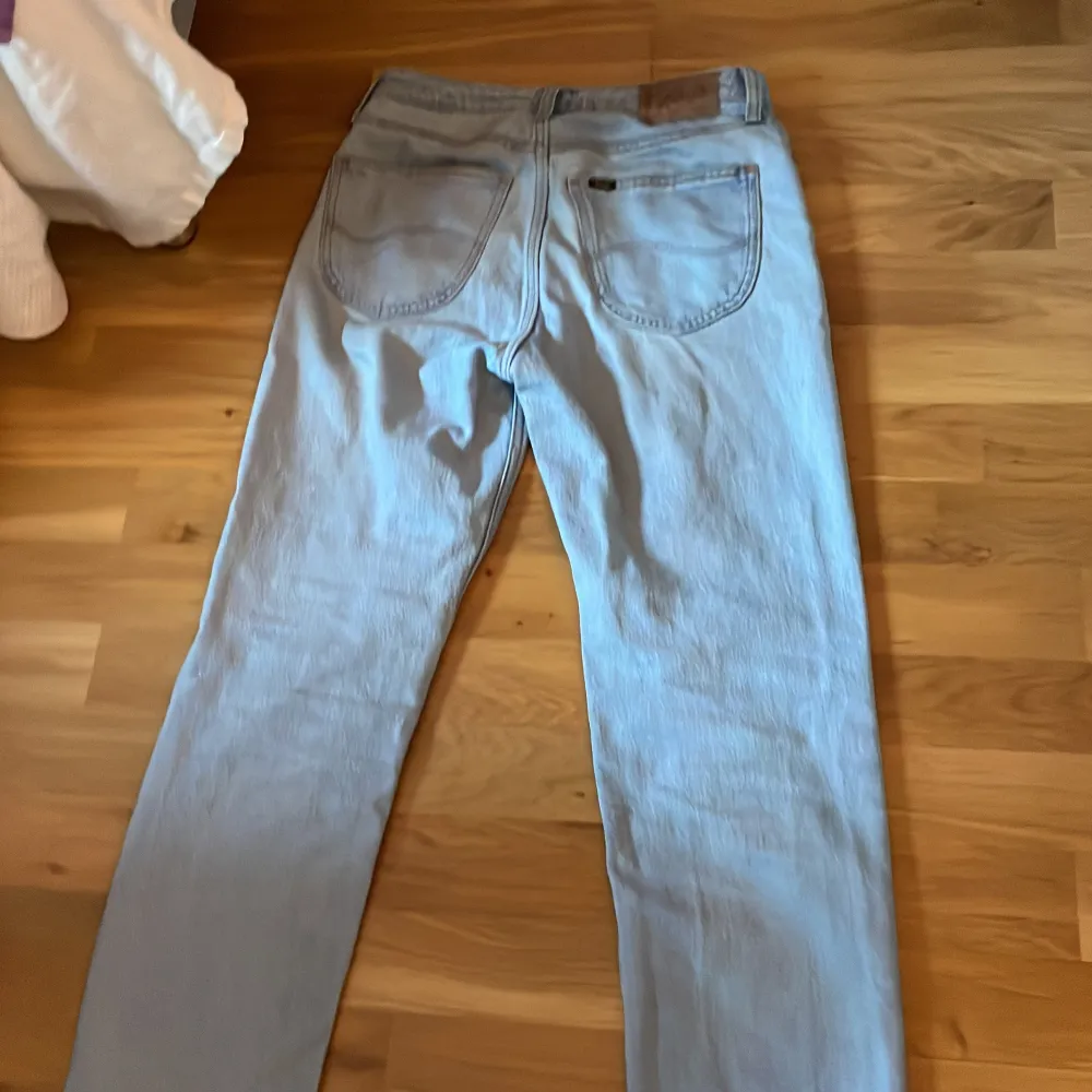 Snygga ljusblå jeans från Lee i modellen Carol. De har en klassisk femficksdesign och en bekväm passform. Perfekta för en avslappnad stil.. Farkut & Housut.