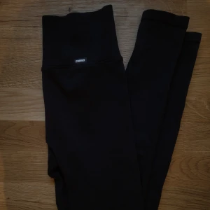 Svarta stronger tights - Säljer mina svarta, ribbade träningstights från stronger. Aldrig använda då jag ej brukar ha tights när jag tränar. Liten defekt som va på när jag köpte de men inget som stör! Orginalpris:599kr💞