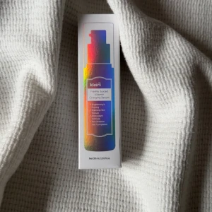 Klairs Freshly Juiced Vitamin Drop - Klairs Freshly Juiced Vitamin Drop är ett serum med vitamin C som hjälper till att ljusa upp och jämna ut hudtonen. Förpackningen är 30 ml och är oöppnad. 