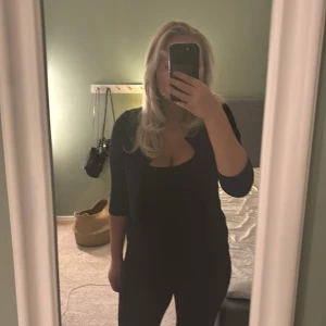 Marinblå kort ärmad kofta - Säljer denna super fina marinblåa koftan då den inte kommer till användning. Ej använd