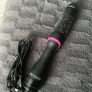 Varmlufts borste ifrån Revlon - Varmlufts borste ifrån Revlon. Använd endast en gång💗