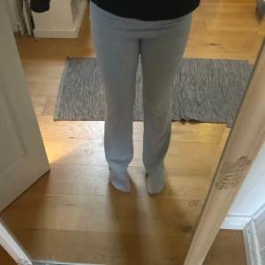 Gråa joga byxor från Bikbok  - Säljer ett par gråa joga byxor från BikBok i storlek S. Byxorna har en bekväm passform med bred midja och är perfekta för en avslappnad stil. De är tillverkade i ett mjukt material som gör dem sköna att bära. Använt 2 gånger 