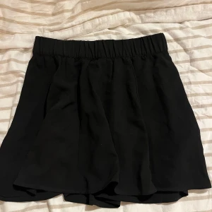 Svart kortkjol från only - Svart kjol som knappast är använd 