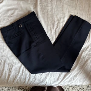 Kostymbyxor  - Använda fåtal gånger därav inga tecken på användning 