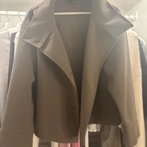 Brun/beige kappa  - Kappa från Ginatricot 🤎 Endast använd fåtal gånger, superbra skick. Orginalpris: 599