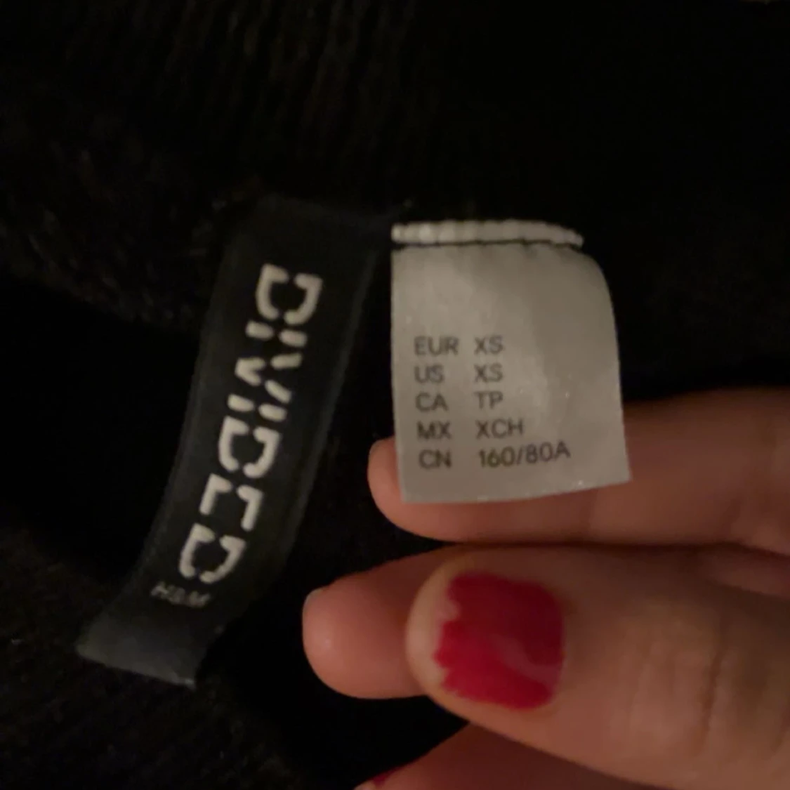 Svart V-ringad tröja från Divided - 3