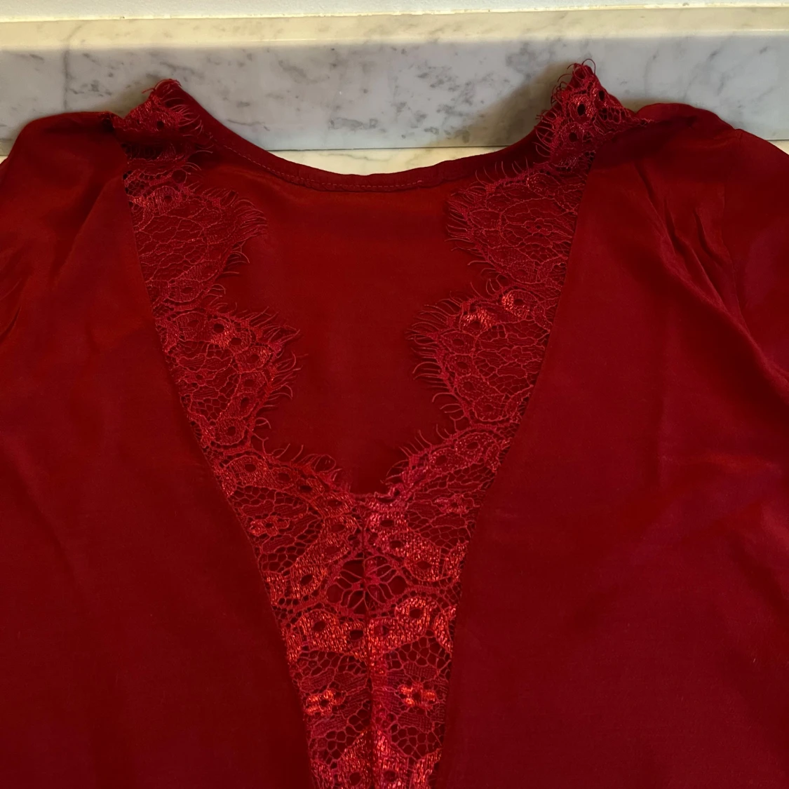 Vinröd blus från Soaked in Luxury - 93