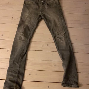 Dondup jeans  - Feta Dondup jeans med avslappnad look! Stolek 28 men sitter mer som 30. Skriv vid minsta lilla fundering🙌