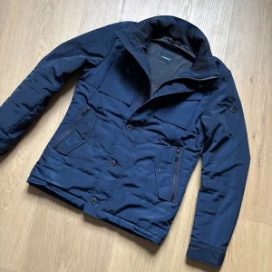 Mörkblå jacka från J.Lindeberg - Snygg mörkblå jacka från J.Lindeberg i bailey modellen. Storlek S. Hör av dig vid frågor eller liknande✌️