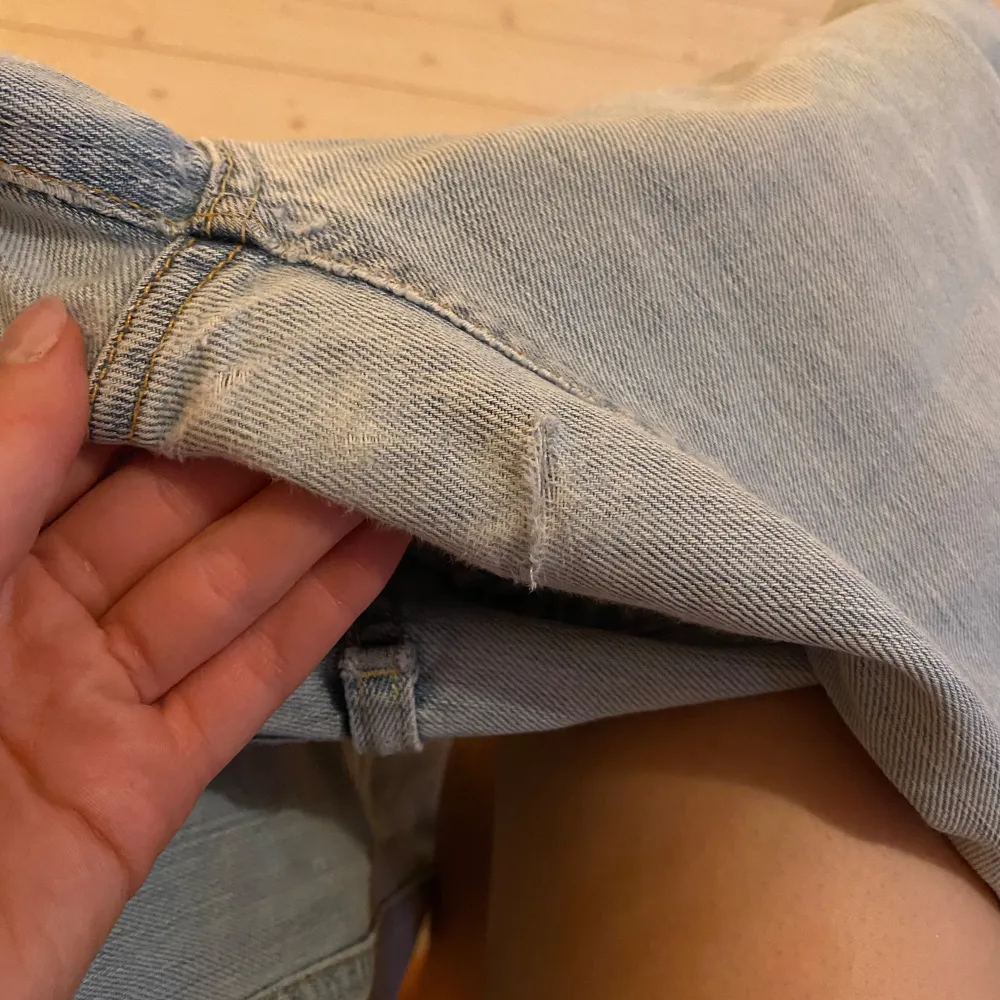 Super snygga vintage Levis jeans som tyvärr är lite små för mig jättebra skick utan att de han en liten reva i grenen (sista bilden) innerbenets mått och midjemåttet finns också på bilderna. Farkut & Housut.