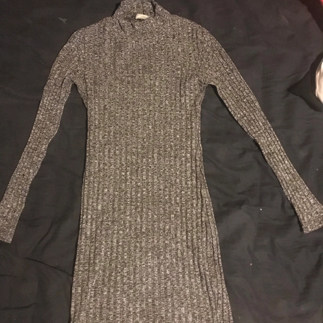 Grå ribbad klänning från Kikiriki