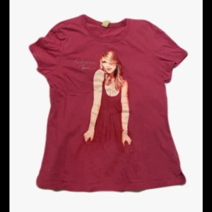 Rosa Madonna t-shirt - Säljer en rosa t-shirt med tryck av Madonna från Confessions Tour. T-shirten hr  ett stort tryck på framsidan på självaste Madonna samt texten 'Madonna' på baksidan 💓