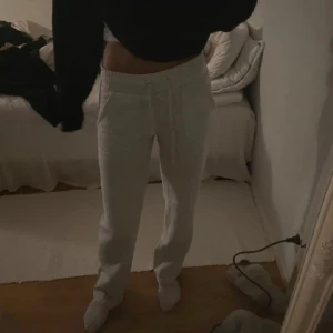 Grå mjukisbyxor med snörning - Bekväma grå mjukisbyxor. De är i fint skick, knappt använda.🩷