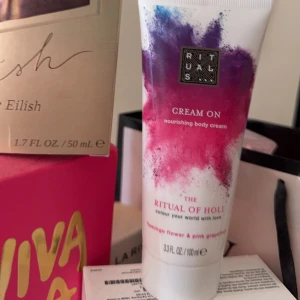 The Ritual of Holi Cream On Body Cream - Nourishing body cream från Rituals, The Ritual of Holi-serien. Innehåller doft av flamingoblomma och rosa grapefrukt. Tuben har en färgglad design med rosa och blå toner. Säljs inte längre på rituals💕