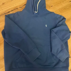 Ralph lauren hoodie  - Storleken är L men passar som M skulle jag säga. Som syns på bilden har den ett littet hål inget jag skulle säga att man tänker på. Skriv i DM för frågor💯🔥