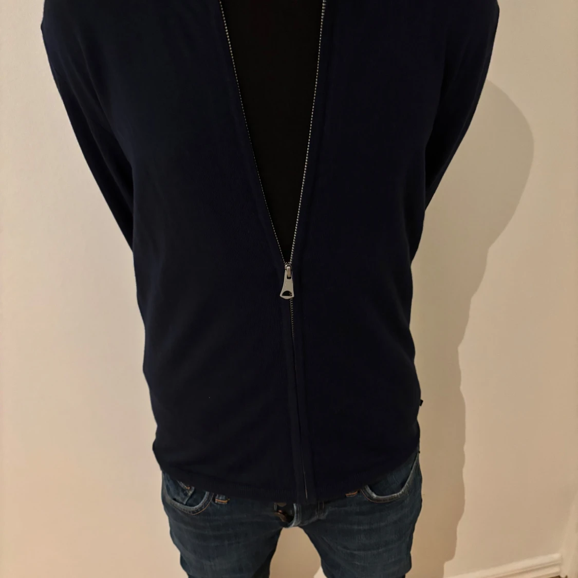 Mörkblå tröja med dragkedja