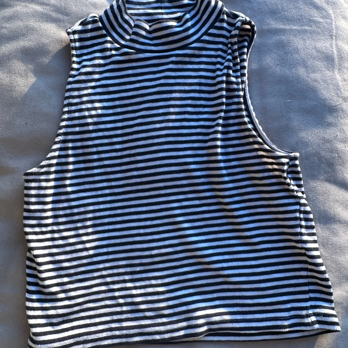 Randig ärmlös polotopp från Divided