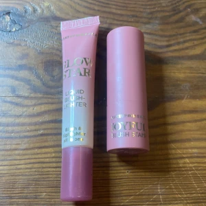 Flytande och stick rouge från Makeup Revolution - Säljer två olika rouge från Makeup Revolution. En flytande blush-lighter i en rosa nyans och en stick rouge med inbyggd applikator. Perfekt för att ge kinderna en fräsch och glödande look. Fick dom i min julkalender har använt 1 gång och passar på att sälja saker jag inte vill ha nu, bara att höra av er om ni är intresserade 