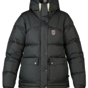 Svart dunjacka från Fjällräven - Säljer svarta min Fjällräven jacka. Väldigt varm och gosig och funkar bra till lite varmare dagar 😊💕Det är är storlek xxs