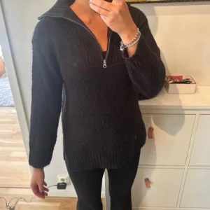 Svart stickad tröja med dragkedja - Säljer en svart stickad tröja med dragkedja vid halsen. Storlek XXS men eftersom den är oversized passar den även S/M🙌🏻💕