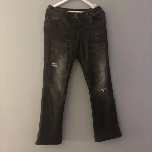 Svarta jeans med slitningar - Snygga svarta jeans ltb jeans      Storlek 32w L36 men köpte dom insydda av en tjej 