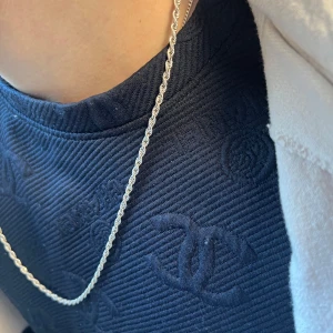 Silver halsband 925 - Silver halsband 925 mycket bra skick. 64 cm och 3 mm tjocklek. Priset går o diskuteras.