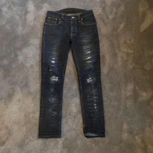 Nudie jeans ripped - Ett par feta rippade nudie jeans i modellen ”Grim Tim” som knappt är andvända, vid frågor är det bara att skriva 