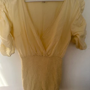 Klänning S - Från nelly, använd fåtal gånger så i mycket bra skick!