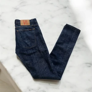 Nudie jeans - Schyssta mörkblå jeans med en skön look från Nudie. Perfekta för en avslappnad stil. Skicka 9/10 Jeansen är endast använda ett fåtal gånger | Model: Tight long john             | Storlek: W29 L32 | Nypris ligger på 1400kr | Det är bara att skriva om ni har frågor eller funderingar!