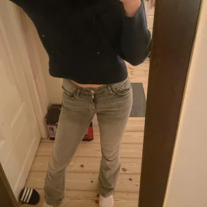 Grå jeans från Gina Tricot - Snygga grå jeans från Gina tricot💗Byxorna är använda runt 3 gånger så dom som nya!!💗Köpt för 500
