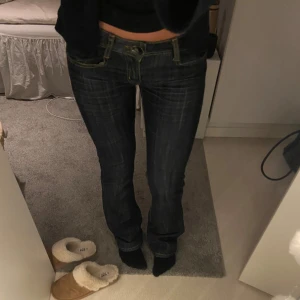 Mörkblå jeans med låg midja - Snygga mörkblå jeans med låg midja och klassisk femficksdesign. Tillverkade i en bomullsblandning med polyester och elastan för extra komfort och stretch. Perfekta för en avslappnad stil.