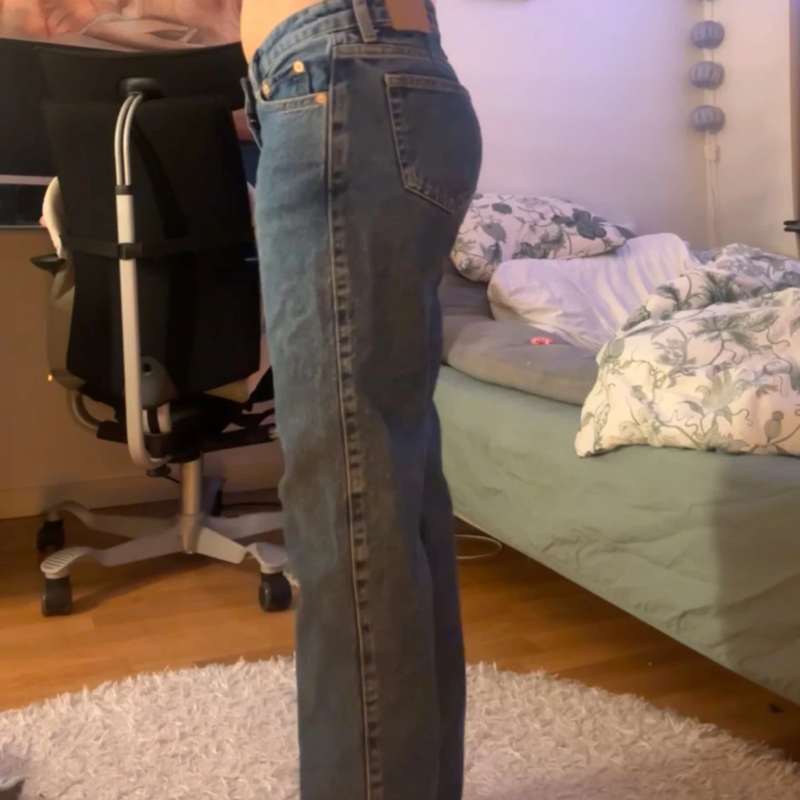 Blå jeans med mid waist - 1