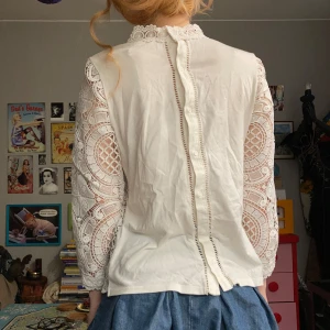Söt vit blus coquette  - Jättefin blus med söta detaljer. Köpt second hand och alla lappar är bortklippta, uppskattar till storlek S. Jag har vanligtvis xs och är 162 för referens. Fint skick. Hör av dig för mått eller om du undrar något annat💘