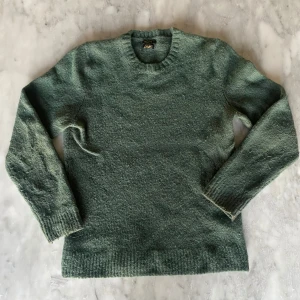 Grön stickad crewneck från Massimo dutti - Skick: 7/10. Tröjan är lite nopprig och är lite urtvättad. Från märket Massimo dutti i storlek M men skulle också passa S. Om du är osäker på om det kommer att passa kan du alltid fråga om mått!