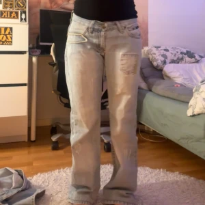 Dolce and gibbana Jeans - Säljer ett par ljusblå jeans med en cool fickdesign och raka ben. De har en avslappnad passform och flera fickor både fram och bak. Perfekta för en casual look! Säljer då det är förstora på mig. Är 157 för referens. ❤️