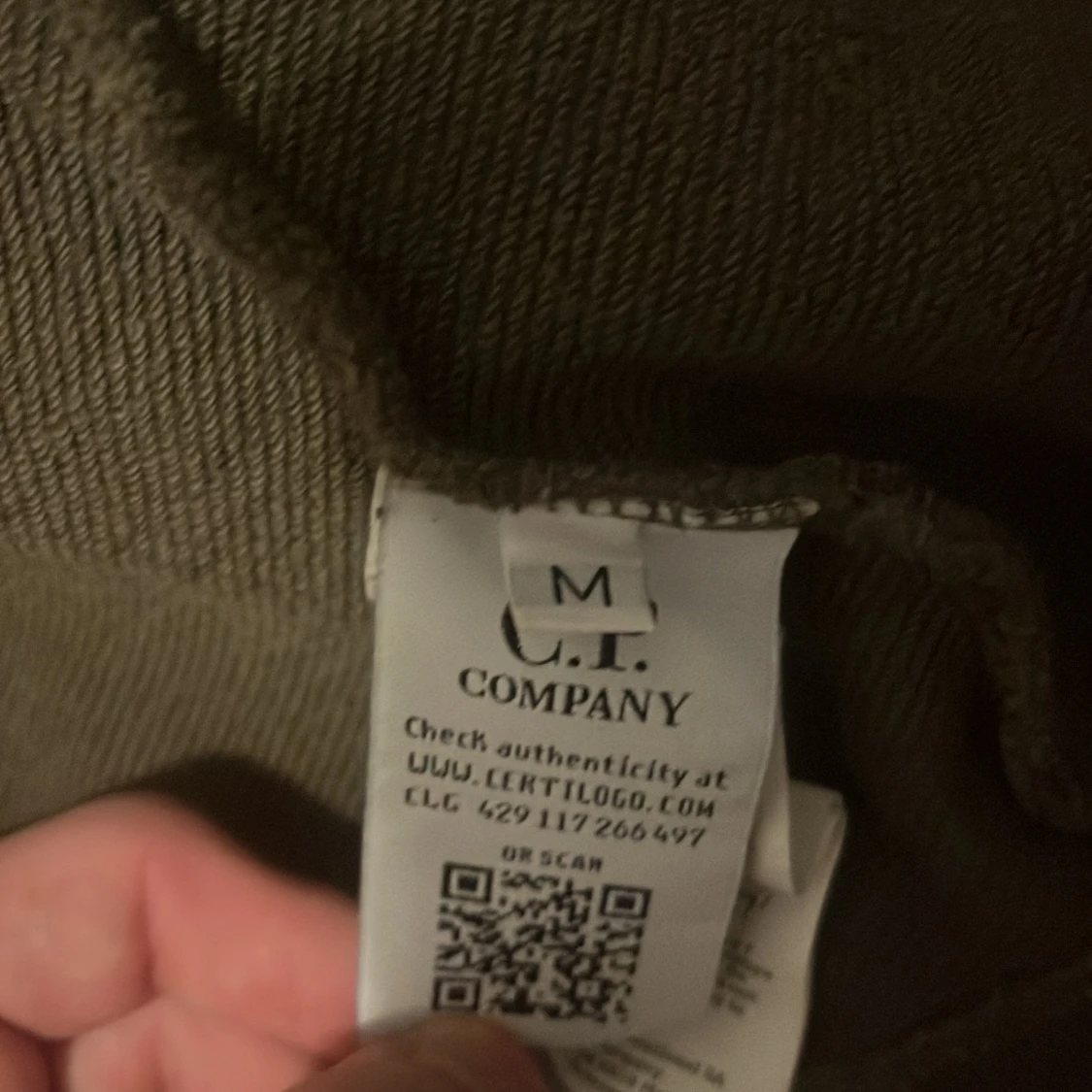 Säljer en mörk grön hoodie från märket CP Company - 2