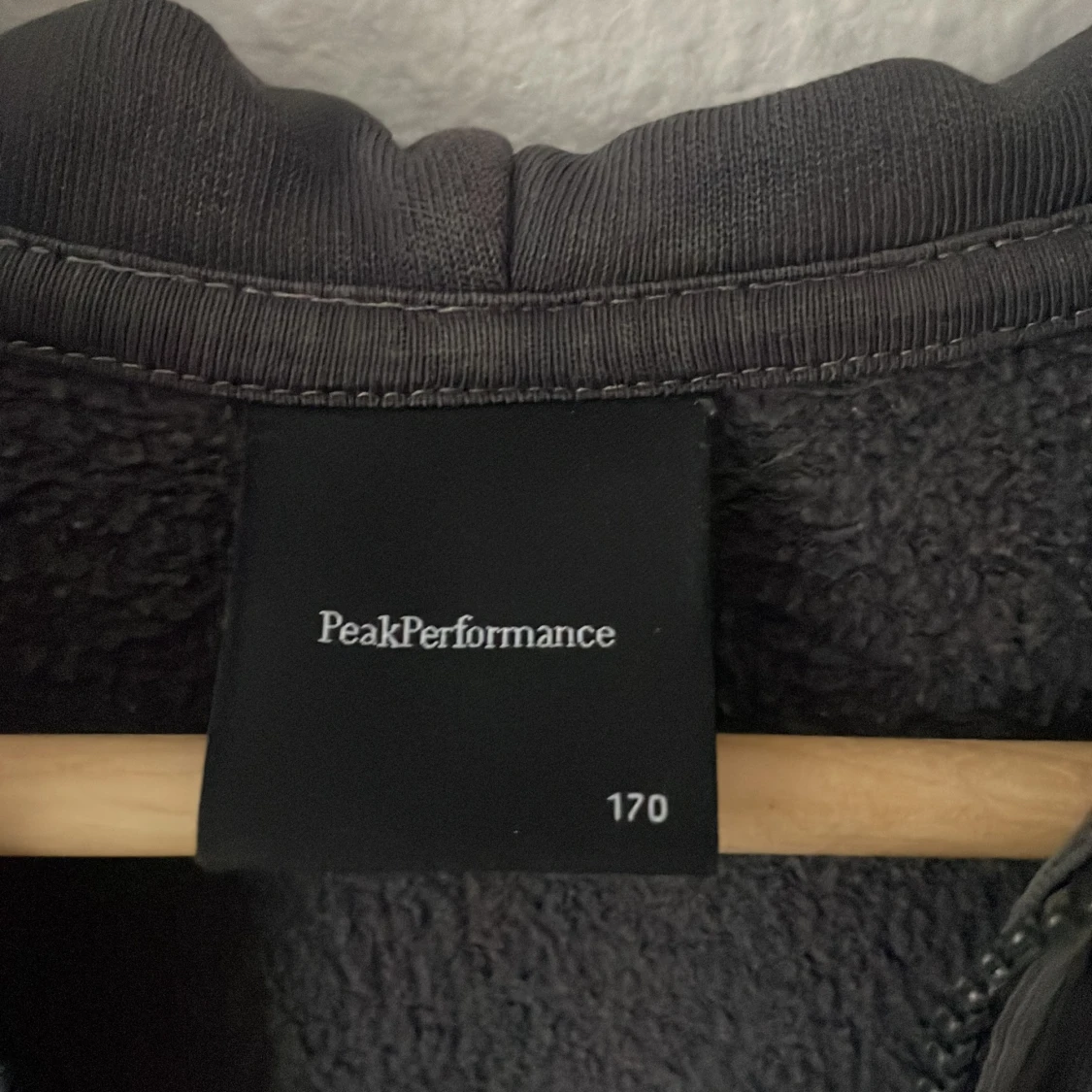 Grå hoodie från Peak Performance - 2