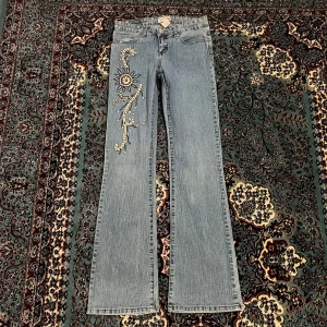 Bootcut Blå Jeans  - Bootcut blå jeans, boho chic vibes, i perfekt skick 💕 Midjan är 75cm och innerbens är 79cm 🤍