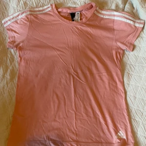 Rosa t-shirt från Adidas - Säljer en söt rosa t-shirt från Adidas. Stl M