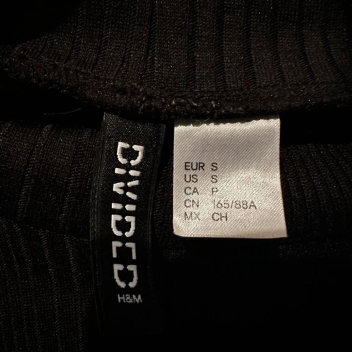 Svart ribbad topp från H&M Divided - 2