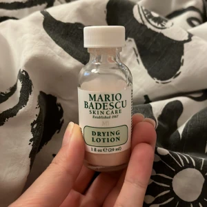 Mario badescu drying lotion - Är använd endast en gång med en ren bomullstops. Är till för att torka ut finnar över en natt. Är faktiskt jätte effektiv mot finnar med hjälp av uttorkningen. Nypris:225kr.  Köparen står för frakten 💗