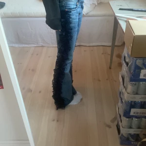 Jeans med detalj - Jag säljer dessa superfina omsydda weekday jeans med en spets kant på sidan! ❤️❤️