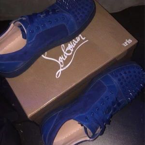 Blå sneakers från Christian Louboutin - Snygga blå sneakers från Christian Louboutin. Storlek 44 hör av dig för mer.