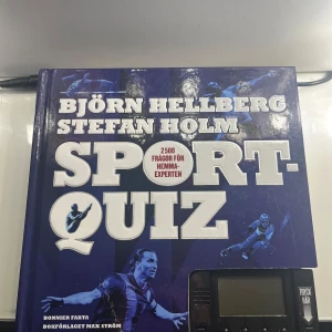 Sport-Quiz - 2500 frågor för sportälskaren - En sportquizbok med 2500 frågor för sportentusiaster, skapad av Björn Hellberg och Stefan Holm. Boken innehåller frågor om olika sporter och är illustrerad med bilder.   Spelet är i mycket bra skick, Säljer det då det inte kommer till användning.  Kontakta mig vid frågor eller för fler bilder.