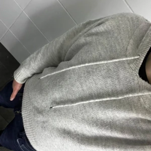 Grå kashmir hoodie - Säljer en grå stickad hoodie . Perfekt skick och användning syns inte. Storleken är xs men passer båda xs och s, priset är 549 men är inte fast så gör gärna av er vid funderingar