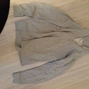 Grå Zara tröja halvzip - Säljer en grå Zara halvzip, sparsamt använd och inga fläckar